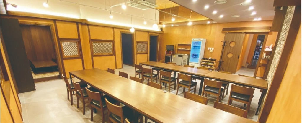 여러 테이블이 마련된 팔공은가비 단체 연회석