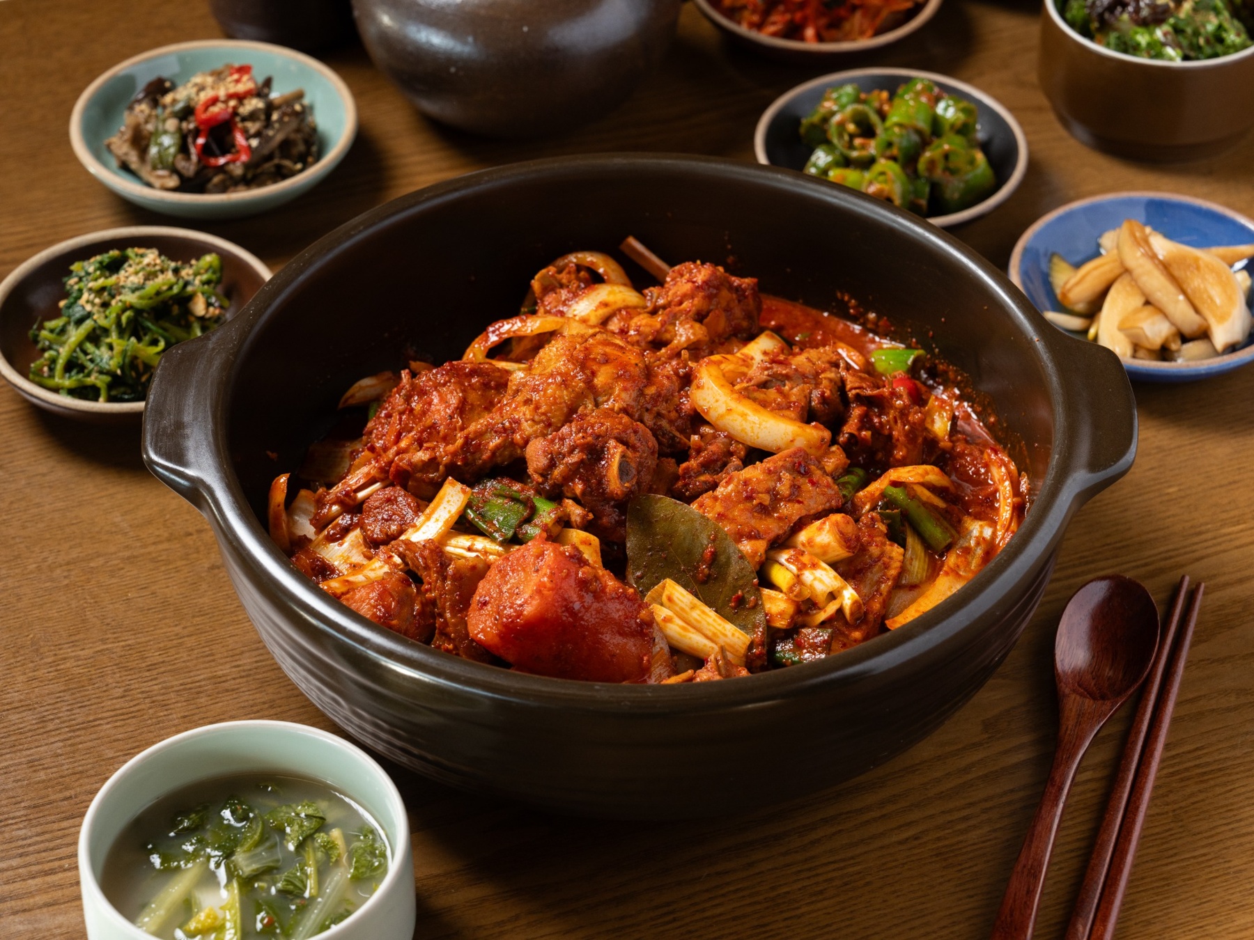 팔공은가비 닭볶음탕과 곁들임 반찬