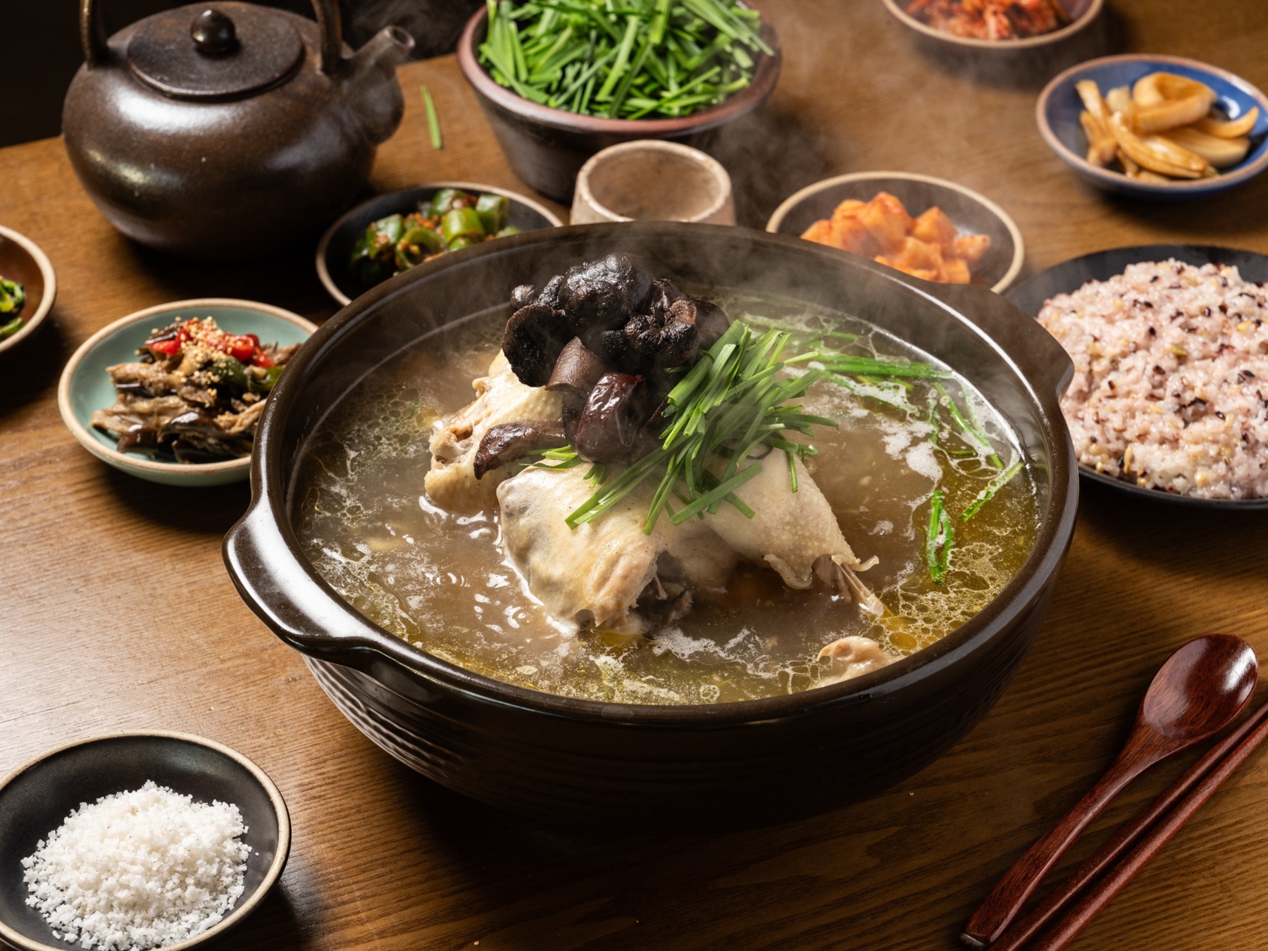 능이와 부추를 올린 팔공은가비 능이한방닭백숙