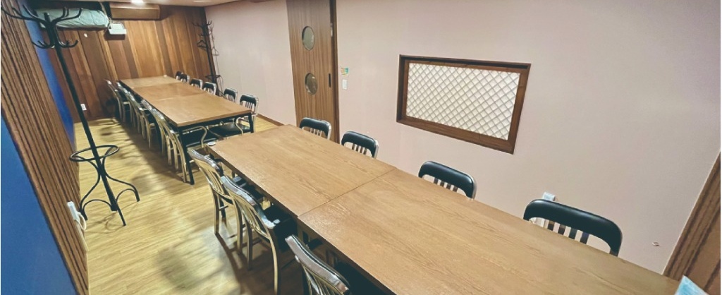 긴 테이블이 마련된 팔공은가비 단체 입식 룸